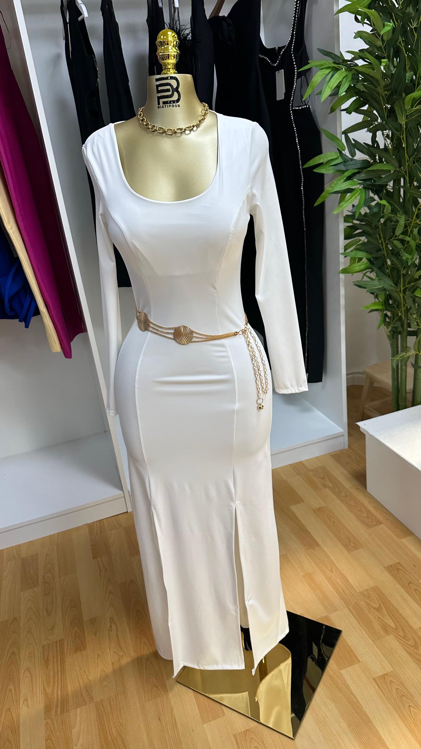 Vestido Branco Elegante com Rachas Frontais