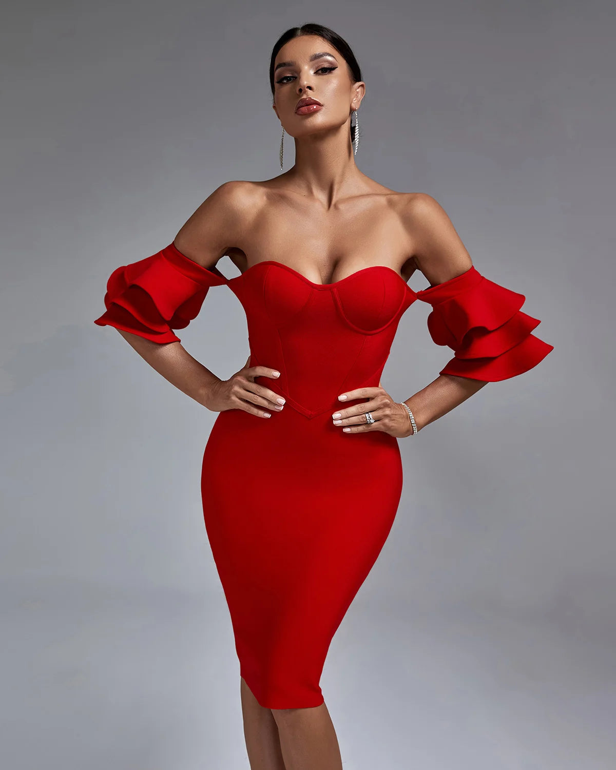 Vestido Vermelho com Folho e Ombros à Mostra