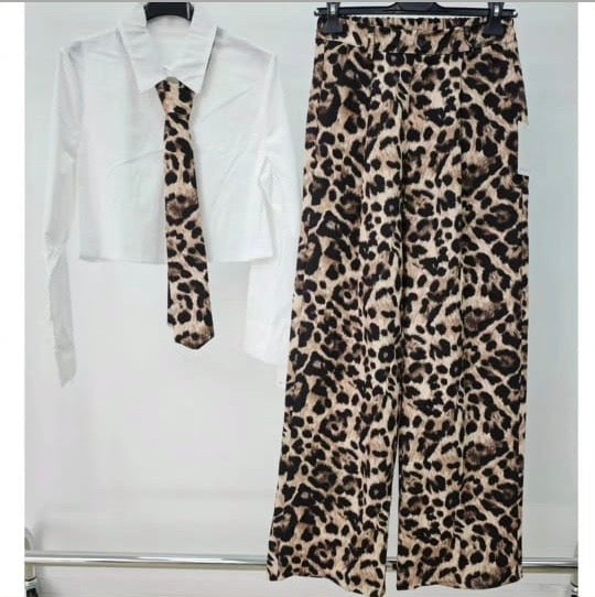 Conjunto Camisa Branca e Calça Leopardo
