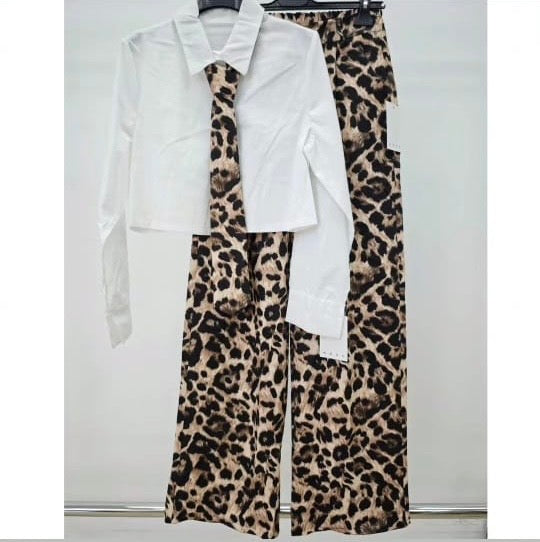 Conjunto Camisa Branca e Calça Leopardo