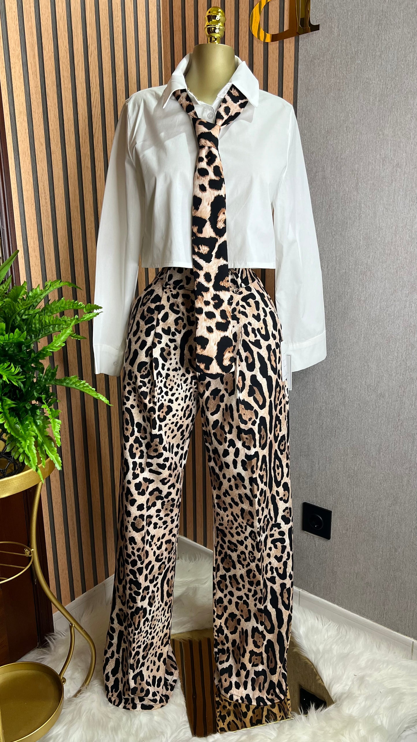 Conjunto Camisa Branca e Calça Leopardo